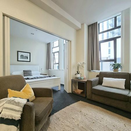 Urban Deco Apartment On Queen Street Auckland Zimmer foto