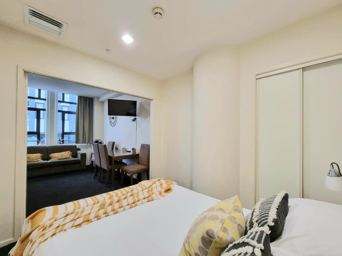 Urban Deco Apartment On Queen Street Auckland Zimmer foto