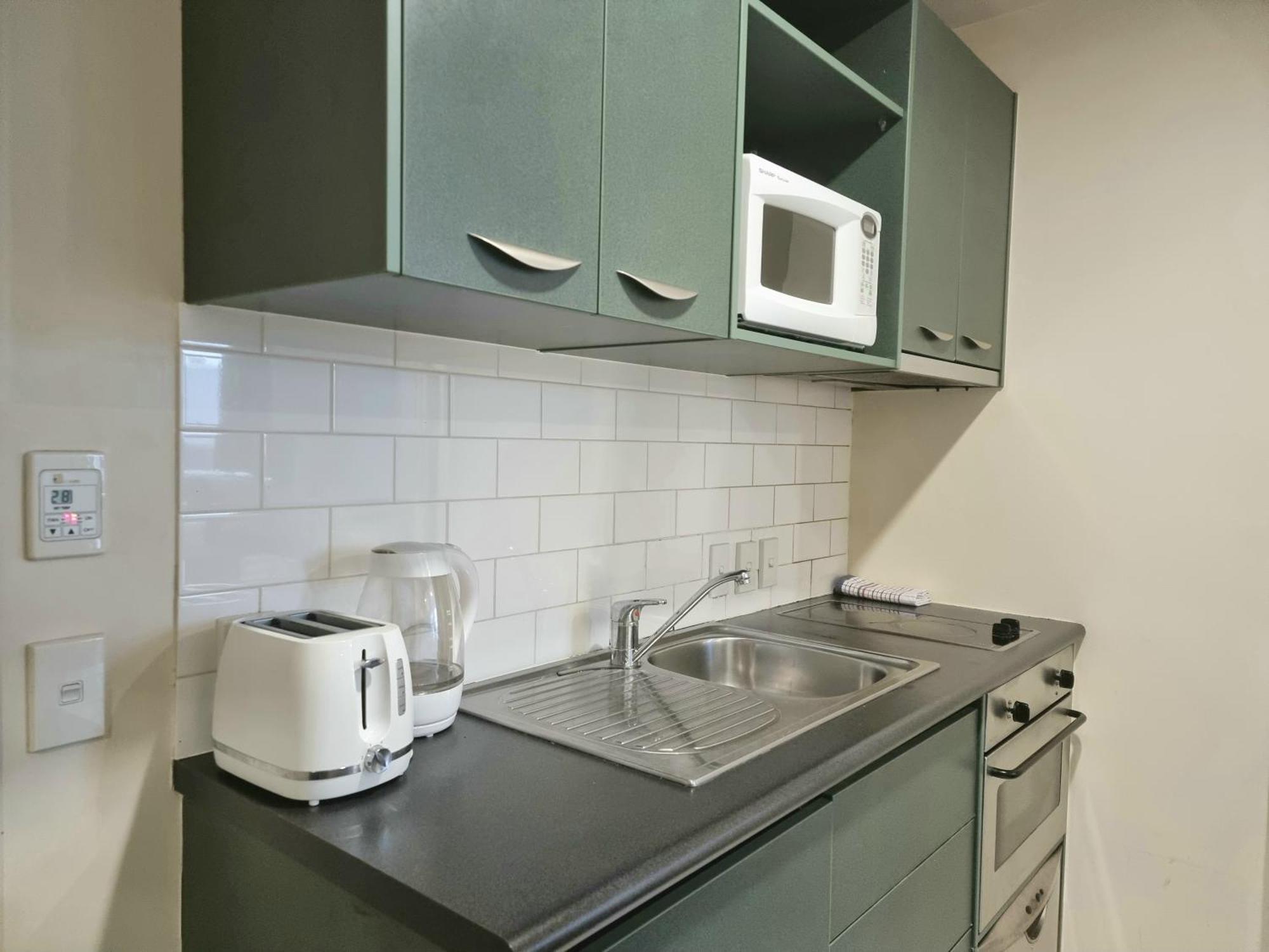 Urban Deco Apartment On Queen Street Auckland Zimmer foto