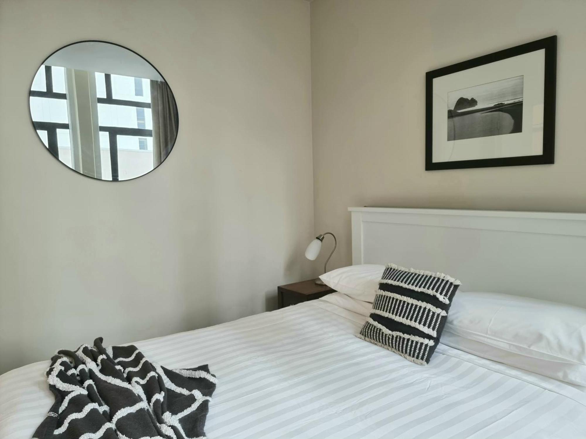 Urban Deco Apartment On Queen Street Auckland Zimmer foto