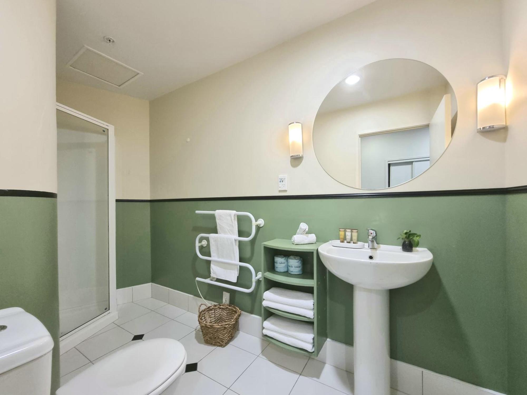 Urban Deco Apartment On Queen Street Auckland Zimmer foto