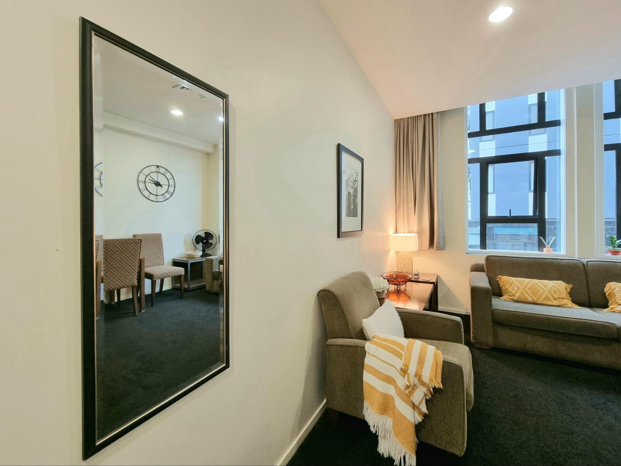 Urban Deco Apartment On Queen Street Auckland Zimmer foto