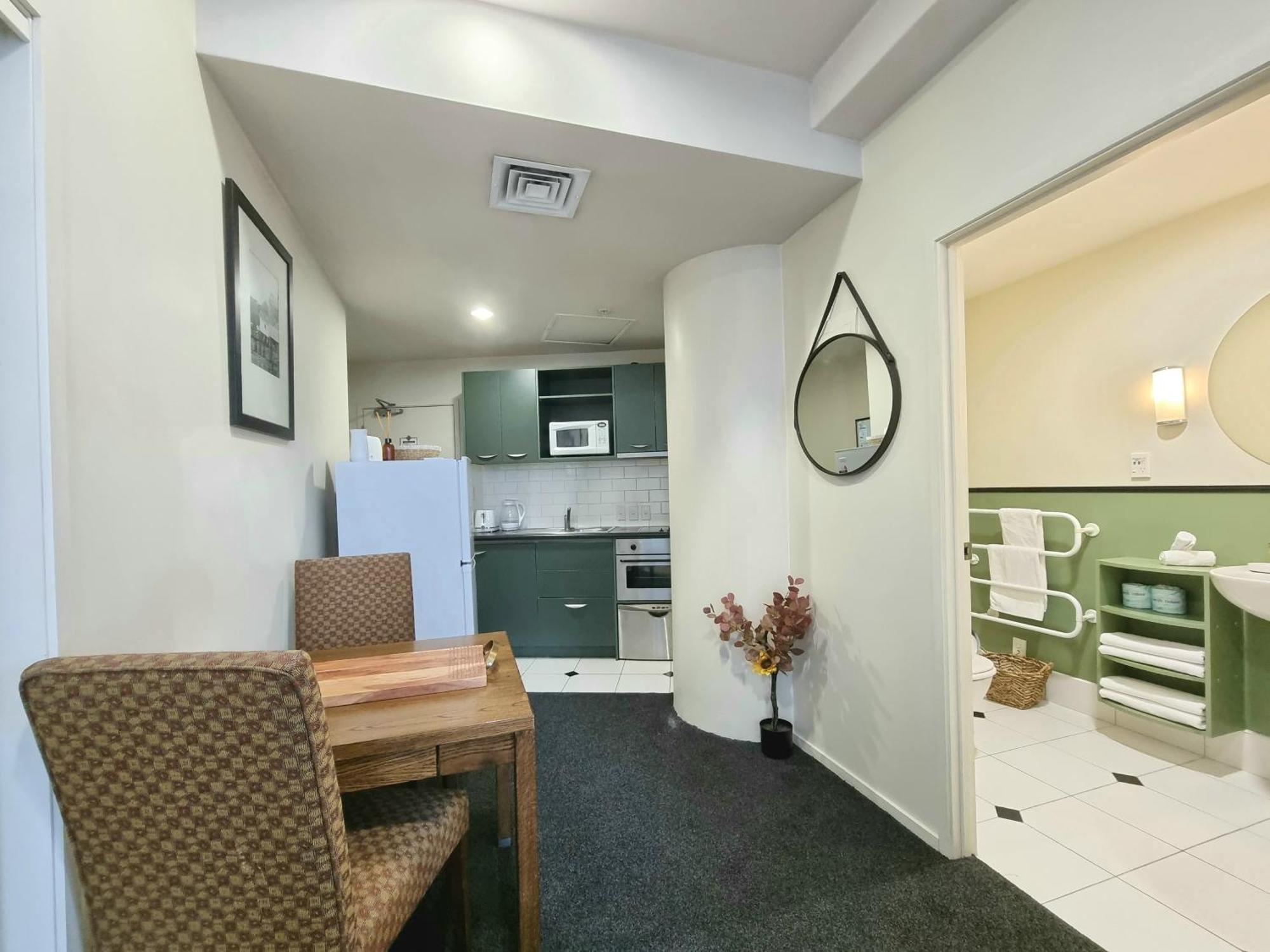 Urban Deco Apartment On Queen Street Auckland Zimmer foto