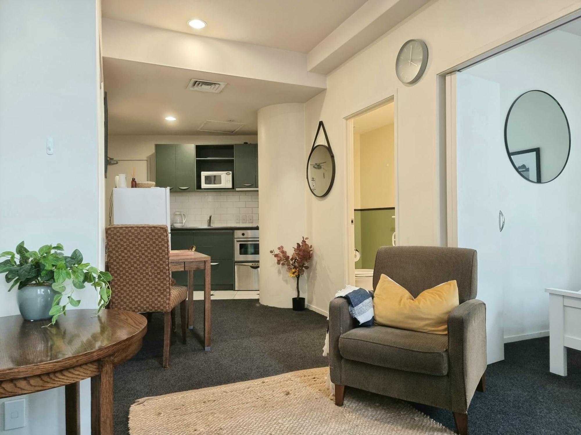 Urban Deco Apartment On Queen Street Auckland Zimmer foto