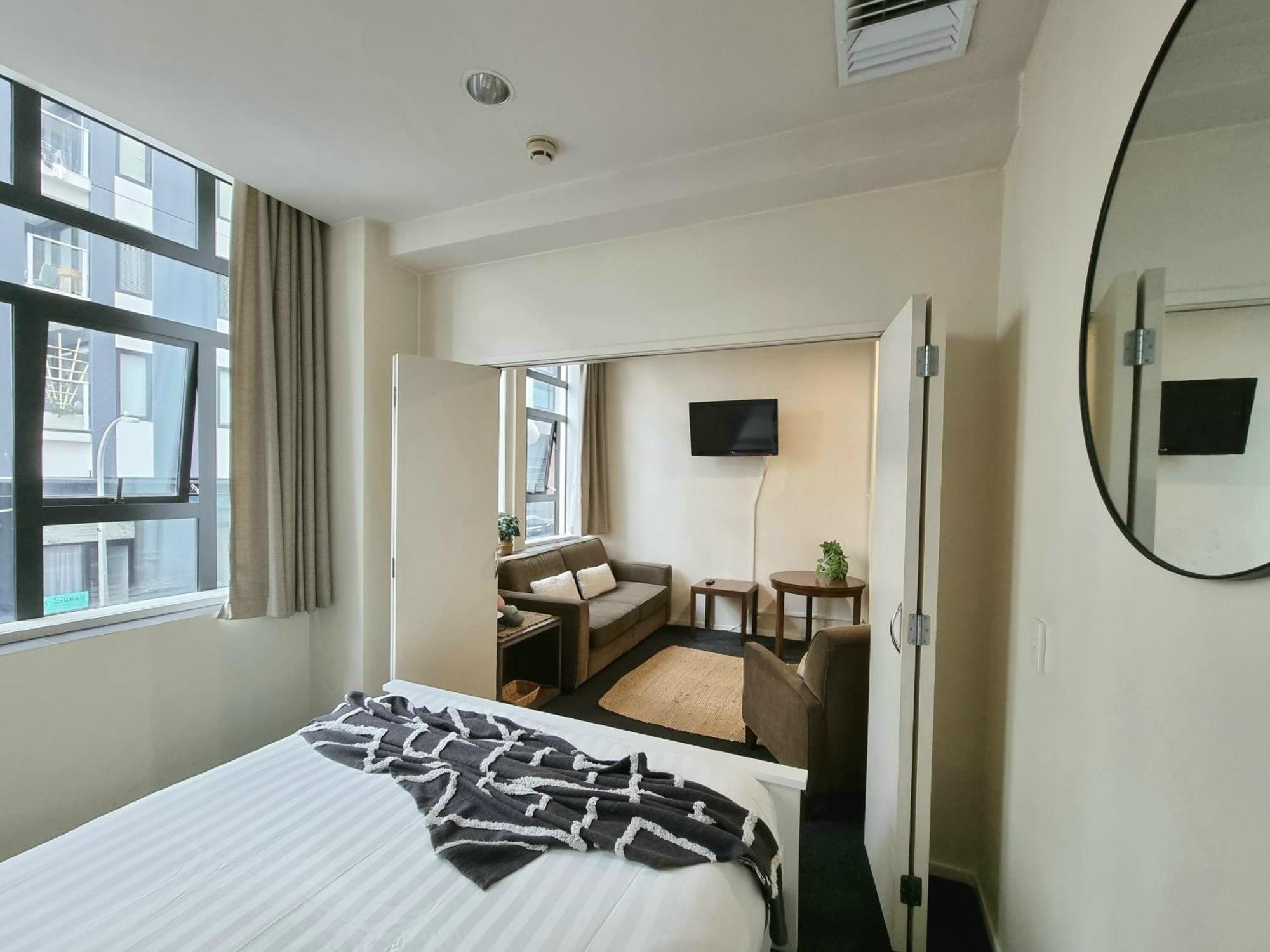 Urban Deco Apartment On Queen Street Auckland Zimmer foto