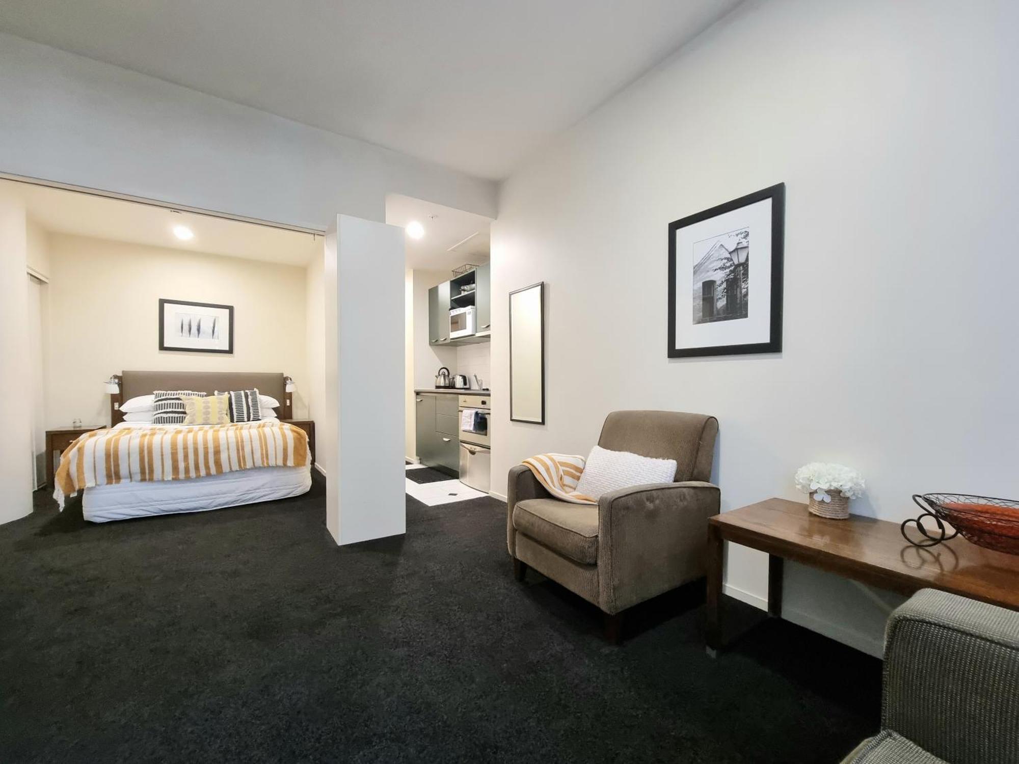Urban Deco Apartment On Queen Street Auckland Zimmer foto