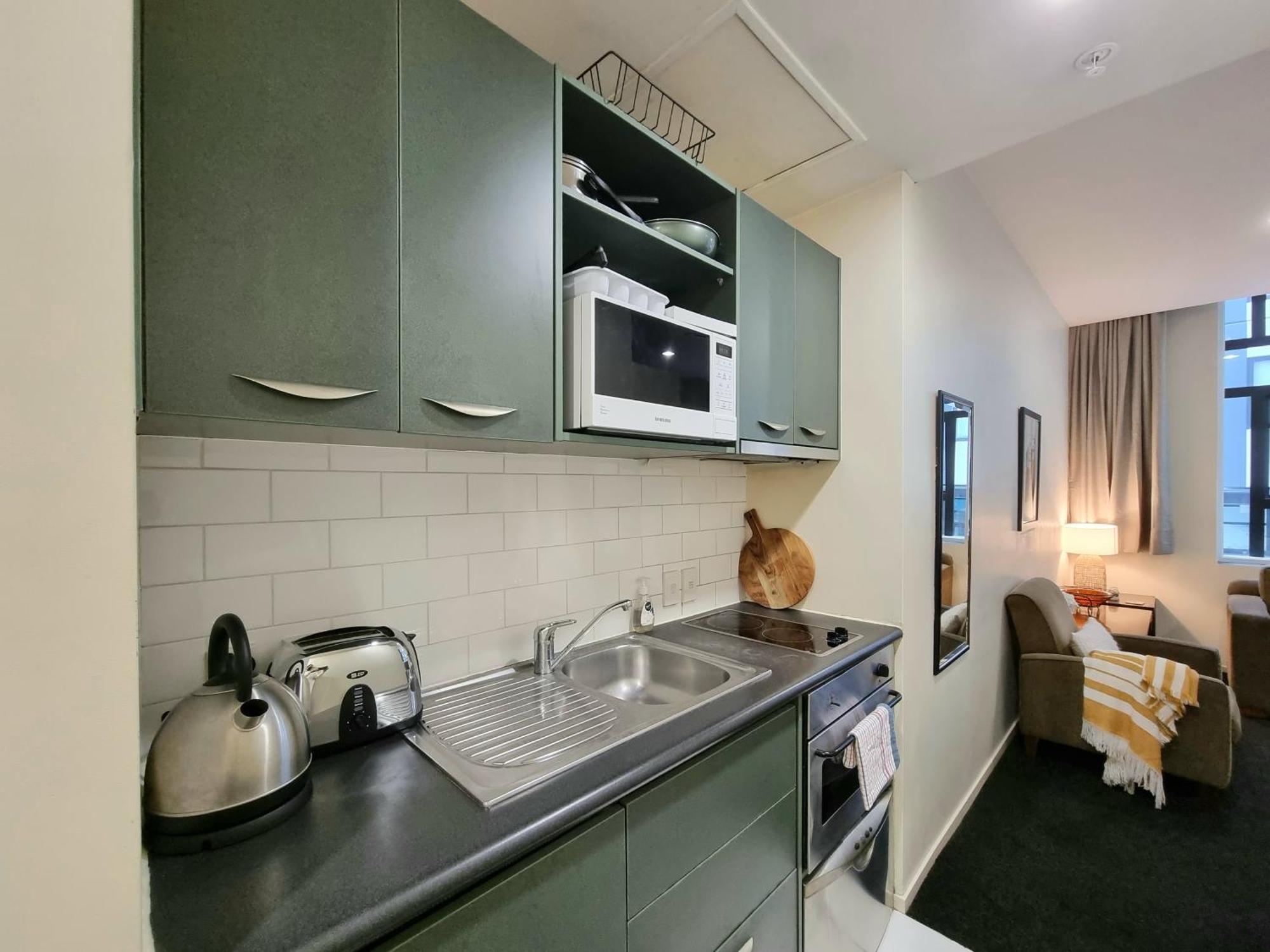 Urban Deco Apartment On Queen Street Auckland Zimmer foto