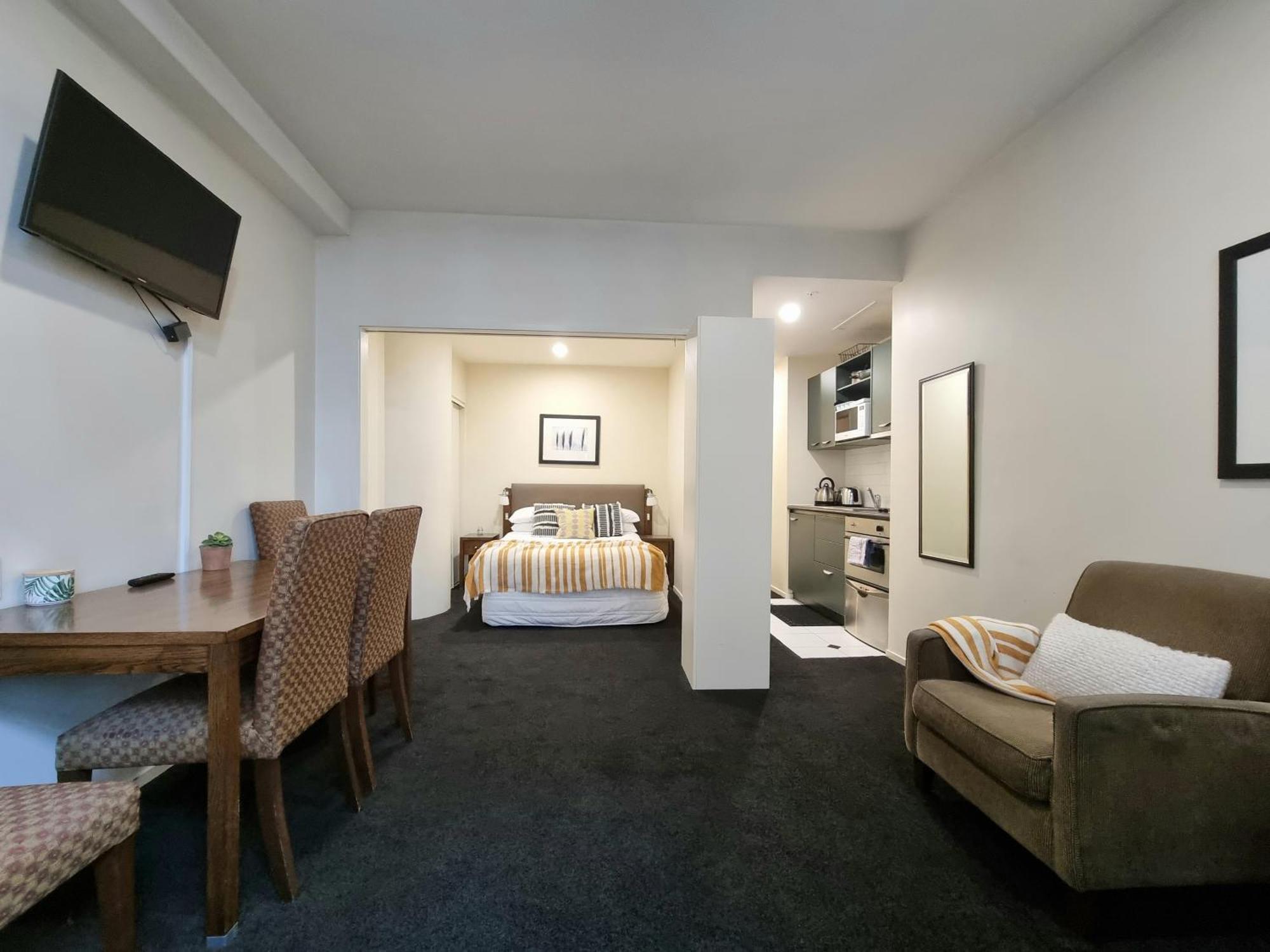 Urban Deco Apartment On Queen Street Auckland Zimmer foto