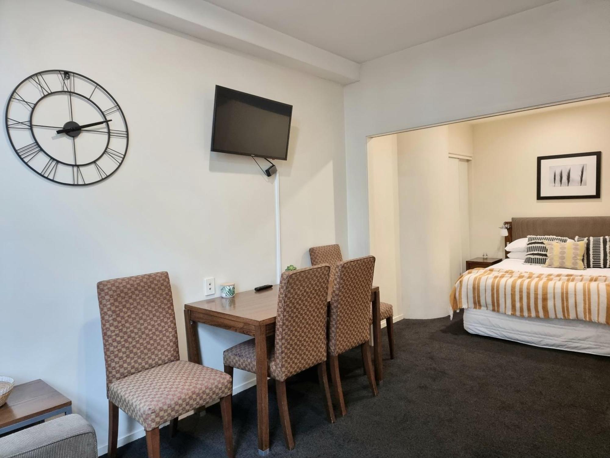 Urban Deco Apartment On Queen Street Auckland Zimmer foto